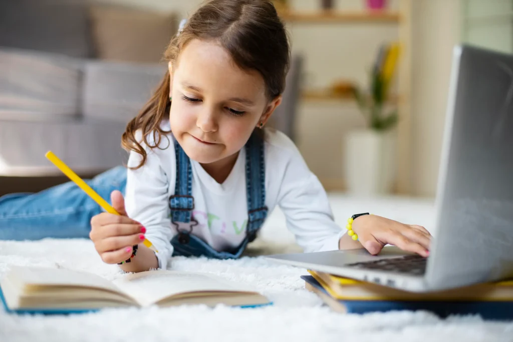 Niña haciendo los deberes en casa